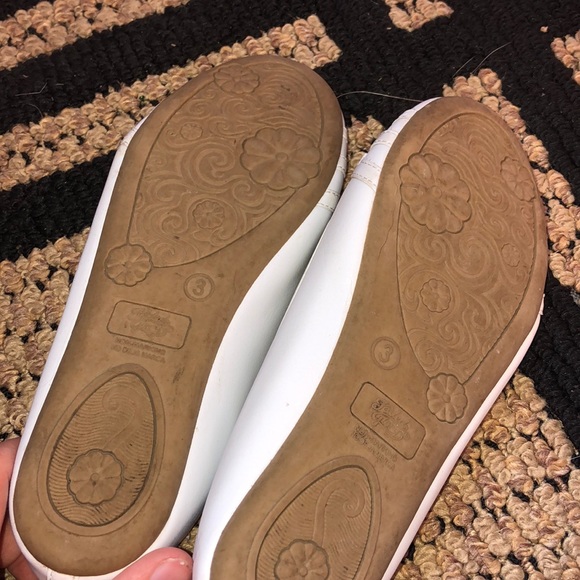💕cute barely worn white flats💕 - Picture 3 of 3